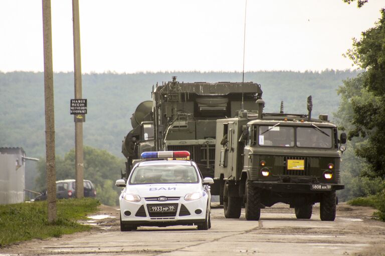 Дивизион зенитных ракетных комплексов С-300 Фаворит во время марша в ходе двусторонних учений войск ПВО и авиации Западного военного округа