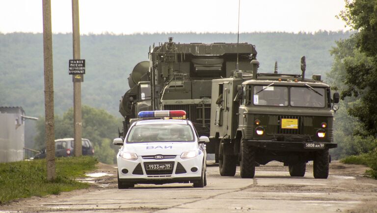 Дивизион зенитных ракетных комплексов С-300 Фаворит во время марша в ходе двусторонних учений войск ПВО и авиации Западного военного округа