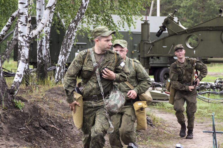 Военнослужащие во время двусторонних учений войск ПВО и авиации Западного военного округа