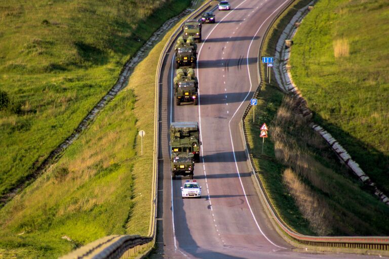 Дивизион зенитных ракетных комплексов С-300 Фаворит во время марша в ходе двусторонних учений войск ПВО и авиации Западного военного округа