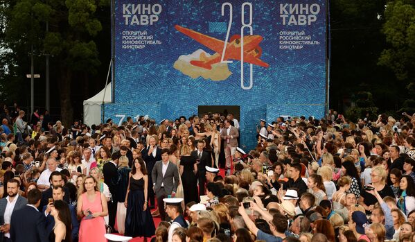 Посетители на торжественной церемонии открытия 28-го Открытого российского кинофестиваля Кинотавр в Сочи