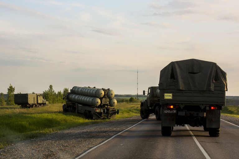 Дивизион зенитных ракетных комплексов С-300 Фаворит во время марша в ходе двусторонних учений войск ПВО и авиации Западного военного округа