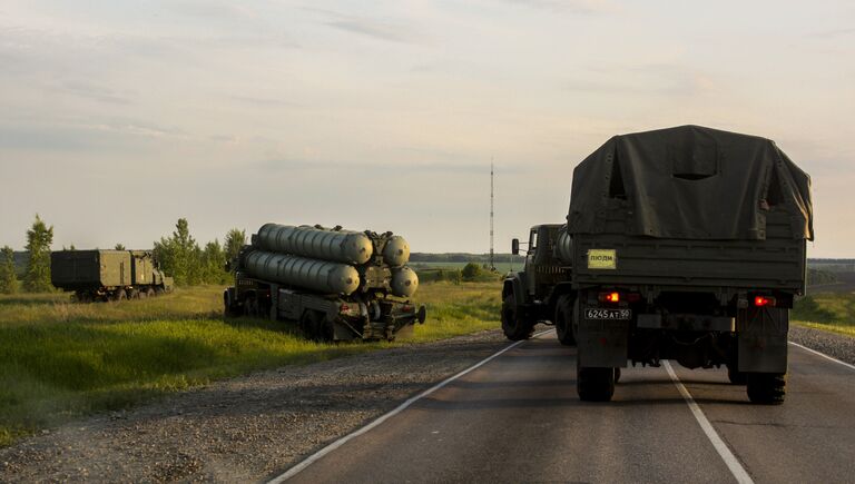 Дивизион зенитных ракетных комплексов С-300 Фаворит во время марша в ходе двусторонних учений войск ПВО и авиации Западного военного округа