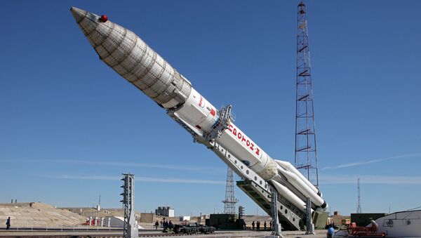 Вывоз ракеты-носителя Протон-М с космическим аппаратом ЭкоСтар-21. Архивное фото