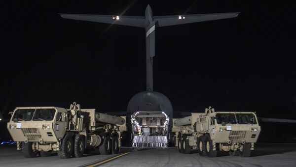 Разгрузка оборудования для развертывания системы ПВО THAAD на авиабазе в Пхентаке, Южная Корея. 6 марта 2017