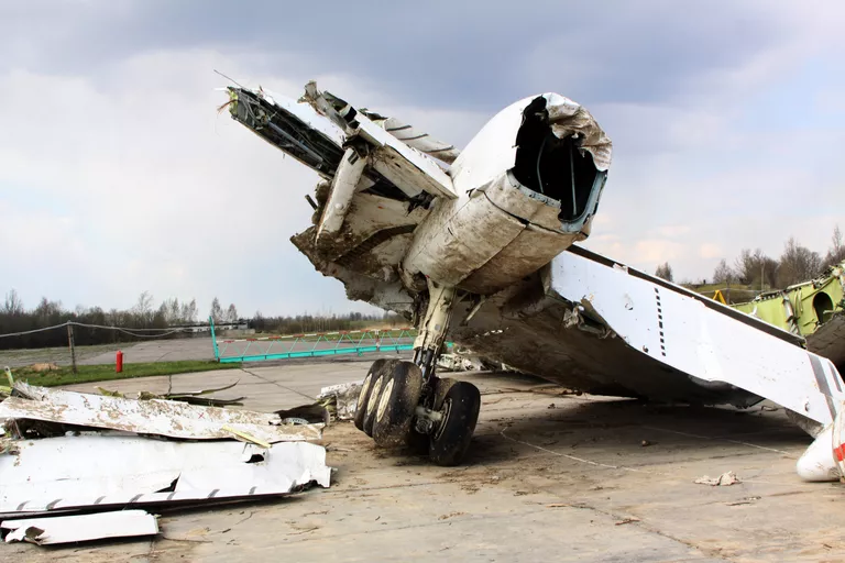 Обломки польского правительственного самолета Ту-154 на охраняемой площадке аэродрома в Смоленске Обломки польского правительственного самолета Ту-154 на охраняемой площадке аэродрома в Смоленске