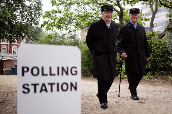 Мужчины возле участка для голосования на досрочных парламентских выборах в Лондоне, Великобритания. 8 июня 2017