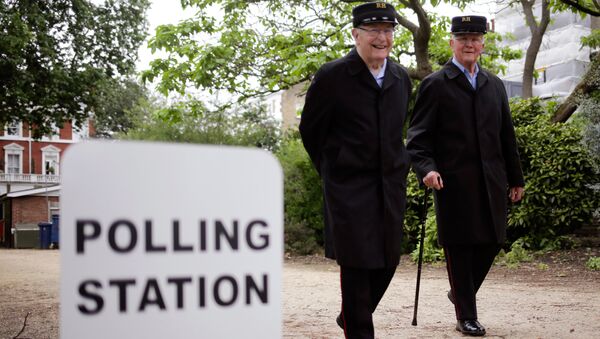Мужчины возле участка для голосования на досрочных парламетских выборах в Лондоне, Великобритания. 8 июня 2017