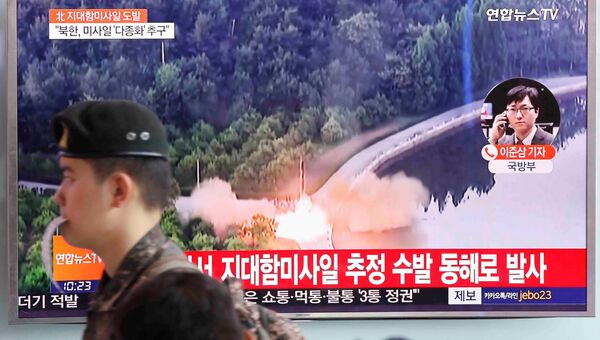 Кадры запуска ракет с восточного побережья КНДР на железнодорожной станции в Сеуле, Южная Корея. 8 июня 2017
