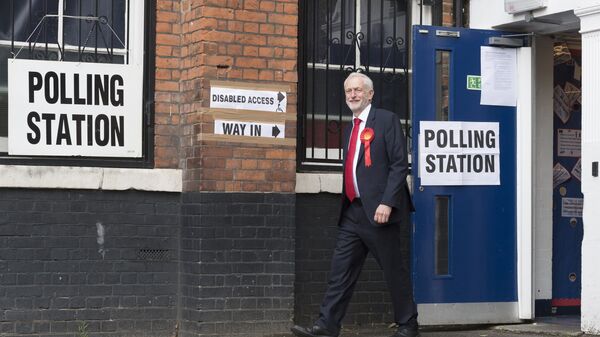 Лидер Лейбористской партии Великобритании Джереми Корбин возле участка для голосования на досрочных парламетских выборах в Лондоне. 8 июня 2017
