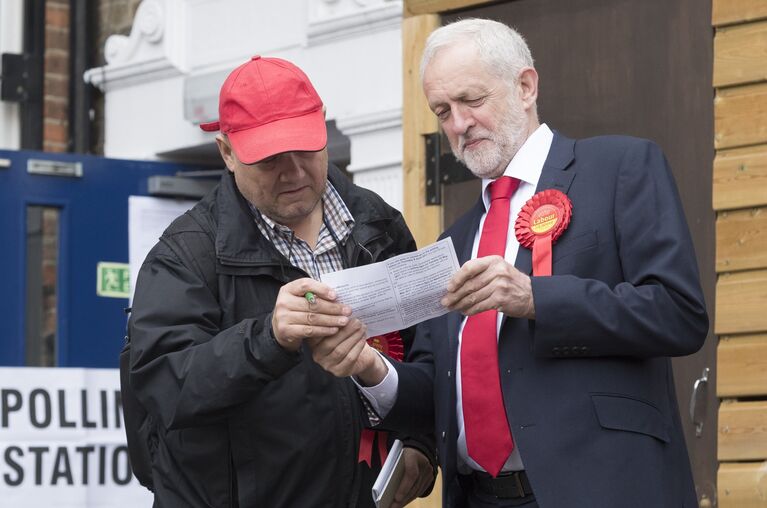 Лидер Лейбористской партии Джереми Корбин и житель Лондона у избирательного участка во время голосования на досрочных парламентских выборах. 8 июня 2017