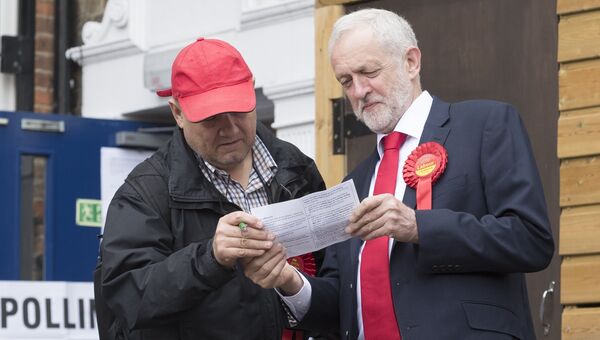 Лидер Лейбористской партии Джереми Корбин и житель Лондона у избирательного участка во время голосования на досрочных парламентских выборах. 8 июня 2017