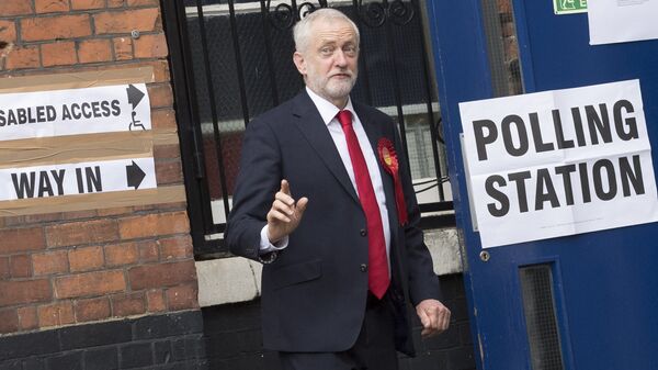 Лидер Лейбористской партии Великобритании Джереми Корбин возле участка для голосования на досрочных парламетских выборах в Лондоне. 8 июня 2017