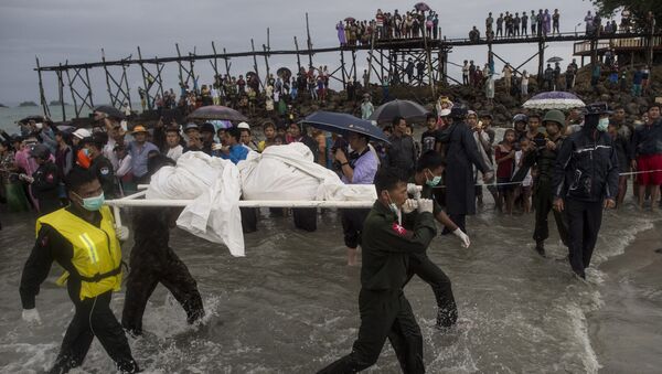 Военные Мьянмы выносят тела погибших в авиакатастрофе военного самолета Y-8 в районе Андаманского моря