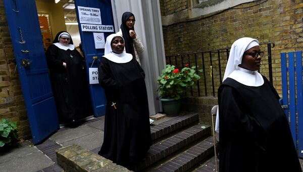 Монахини после голосования на избирательном участке в Гайд-парке, Лондон. 8 июня 2017