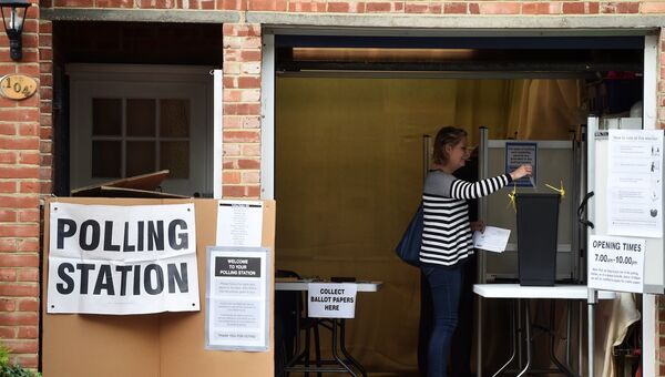 Женщина голосует на избирательном участке в Кройдоне на досрочных парламентских выборах, Великобритания. 8 июня 2017