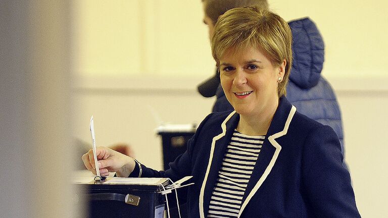 Первый министр Шотландии, лидер Шотландской национальной партии Никола Стерджен голосует на избирательном участке в Глазго, Шотландия. 8 июня 2017