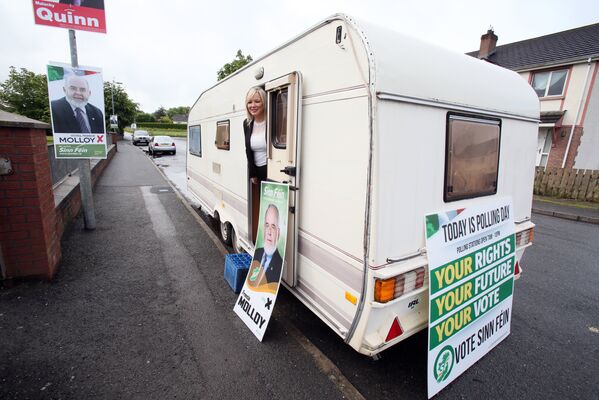 Лидер партии Шинн Фейн Мишель О'Нилл на избирательном участке в Клоне, Великобритания. 8 июня 2017