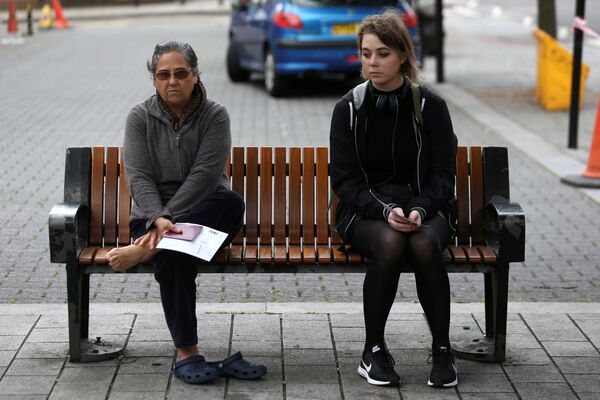 Женщины ждут голосования на избирательном участке в Лондоне во время досрочных парламентских выборов, Великобритания. 8 июня 2017