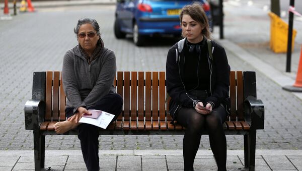 Женщины ждут голосования на избирательном участке в Лондоне во время досрочных парламентских выборов, Великобритания. 8 июня 2017