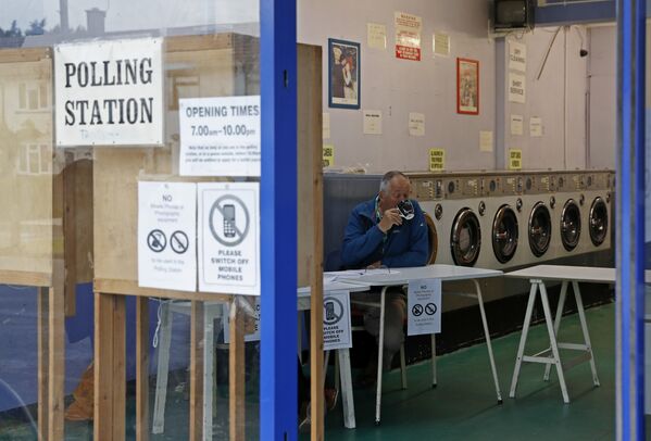 Участок для голосования на досрочных парламентских выборах в Хедингтоне, Великобритания. 8 июня 2017