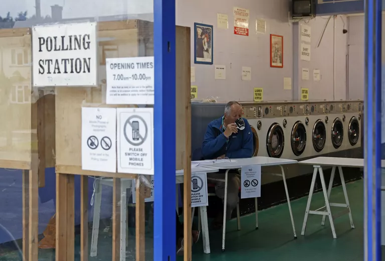 Участок для голосования на досрочных парламентских выборах в Хедингтоне, Великобритания. 8 июня 2017 Участок для голосования на досрочных парламентских выборах в Хедингтоне, Великобритания. 8 июня 2017