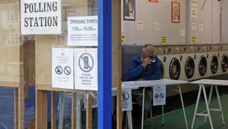 Участок для голосования на досрочных парламентских выборах в Хедингтоне, Великобритания. 8 июня 2017