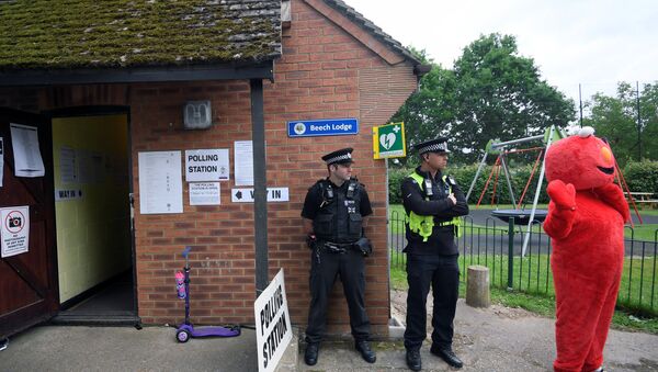Полицейские дежурят возле избирательного участка в Соннинге, Великобритания. 8 июня 2017