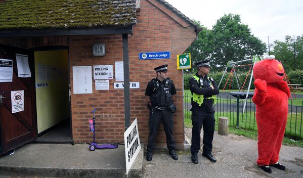 Полицейские дежурят возле избирательного участка в Соннинге, Великобритания. 8 июня 2017