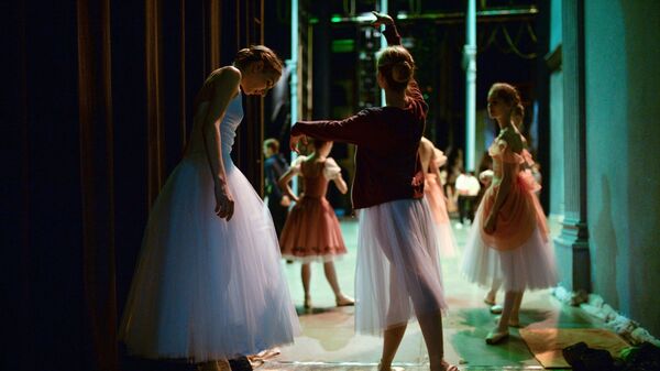 Учащиеся Новосибирского государственного хореографического училища во время репетиции выпускного концерта на большой сцене НОВАТ