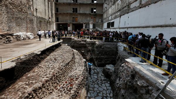 На месте раскопок в Мехико, где был найден ацтекский храм. 7 июня 2017