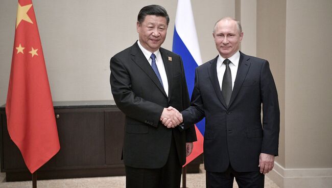 Президент РФ Владимир Путин и председатель КНР Си Цзиньпин во время встречи в Астане. 8 июня 2017