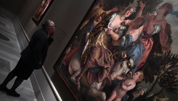 Посетительница перед картиной Веронезе Похищение Европы на выставке Венеция Ренессанса. Тициан, Тинторетто, Веронезе. Картины из собраний Италии и России