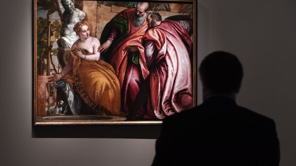 Посетитель на выставке Венеция Ренессанса. Тициан, Тинторетто, Веронезе. Картины из собраний Италии и России