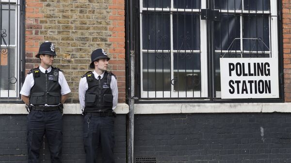 Полицейские охраняют избирательный участок в Лондоне