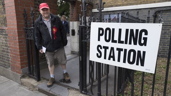 Сторонник Лейбористской партии выходит с избирательного участка в Лондоне. Архивное фото