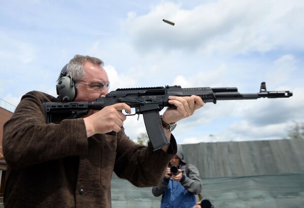 Дмитрий Рогозин стреляет из помпового карабина Сайга KSZ 223 на церемонии открытия первого чемпионата мира по практической стрельбе из карабина