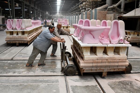 Рабочие в одном из цехов завода по производству керамических изделий в сирийском городе Хама
