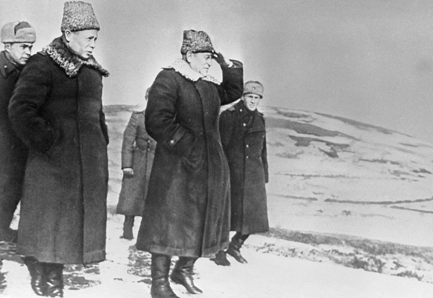 Командующий 2-м Дальневосточным фронтом генерал армии Максим Пуркаев и член Военного совета фронта генерал-лейтенант Дмитрий Леонов на острове Шумшу. 1945 год  Командующий 2-м Дальневосточным фронтом генерал армии Максим Пуркаев и член Военного совета фронта генерал-лейтенант Дмитрий Леонов на острове Шумшу. 1945 год