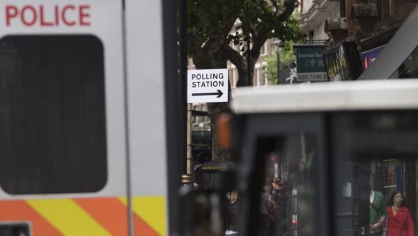 Полицейский автомобиль у избирательного участка в Лондоне. 8 июня 2017