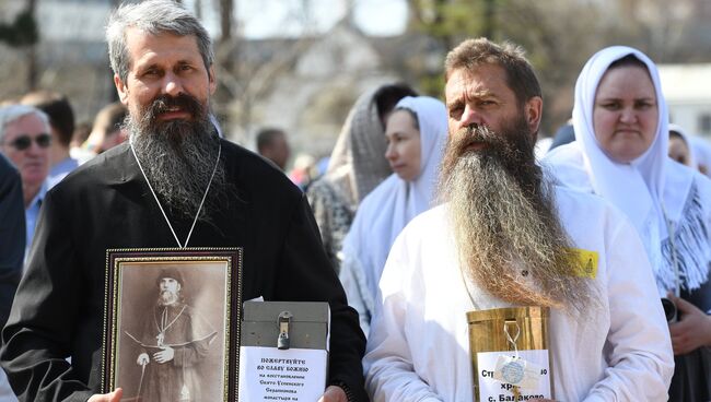 Верующие перед началом крестного хода вокруг храмов Рогожской старообрядческой слободы