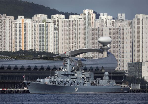 Гвардейский ракетный крейсер Варяг в Гонконге. 5 июня 2017