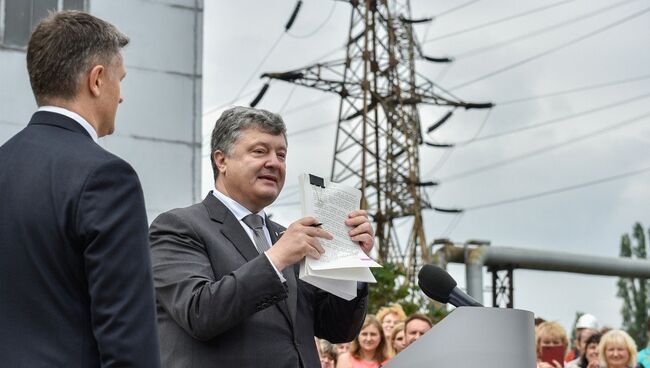 Президент Украины Петр Порошенко во время посещения Трипильской ТЭС