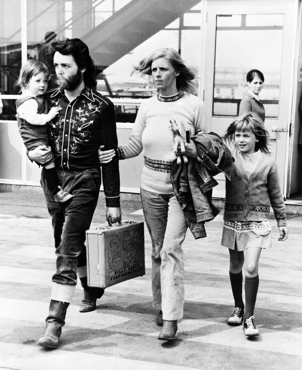Пол Маккартни с первой женой Линдой и детьми. 1971 год 