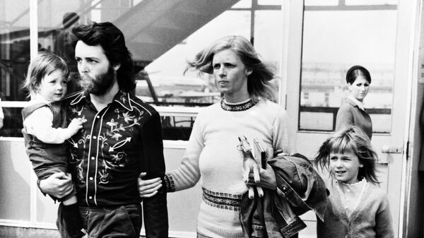 Пол Маккартни с первой женой Линдой и детьми. 1971 год