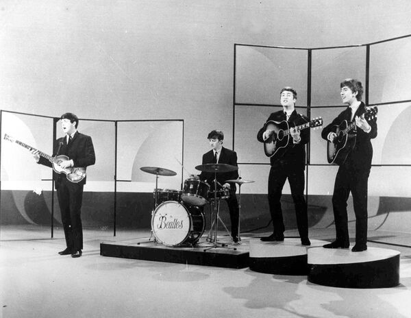 Британская группа The Beatles во время репетиции в студии в Лондоне. 1963 год 