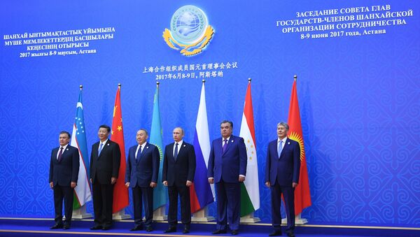 Президент Узбекистана, председатель КНР, президент Казахстана, президент РФ, президент Таджикистана и президент Киргизии во время фотографирования участников заседания совета глав государств. 9 июня 2017