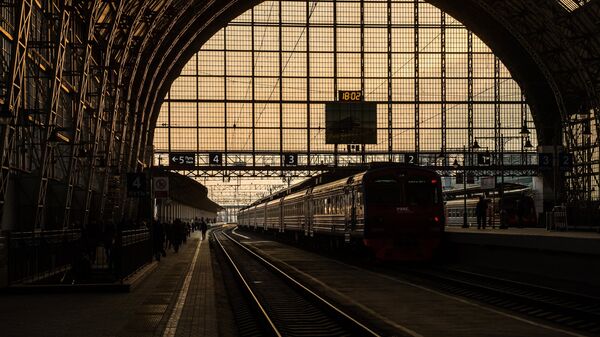 Электричка на платформе Киевского вокзала