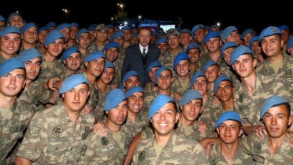 Президент Турции Тайип Эрдоган с турецкими военнослужащими. 8 июня 2017