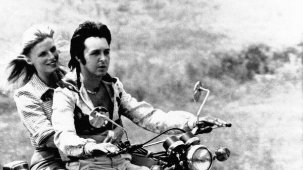 Пол и Линда Маккартни на мотоцикле. 1974 год 